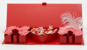 صندوق هدايا عيد الأم الإبداعي باللون الأحمر